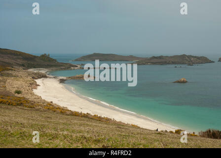 Atemberaubende Aussicht über große Bucht und Little Bay, St Martin, Scilly, mit sandigen Stränden, blauem Meer und weiße Insel Stockfoto