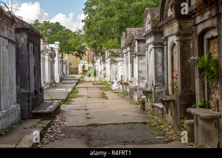 Frau wandert durch die historische St. Louis Friedhof, in New Orleans, Louisiana. Stockfoto