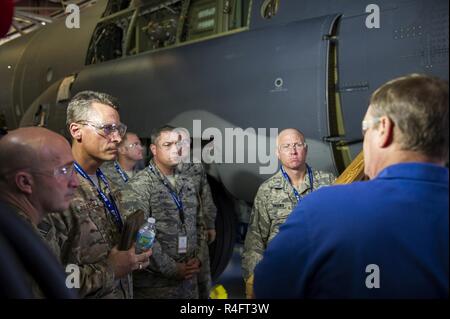 Führungskräfte der 1. Special Operations Wing Tour eine Lockheed Martin Fabrik in Crestview, Fla., Okt. 24, 2016. Die Hersteller ändern vier MC-130J Commando II Flugzeuge zu AC geworden-130J Ghostrider Gunships. Die AC-130J ist die vierte Generation gunship Austausch der alternde Flotte der AC-130 U/W Gunships. Stockfoto