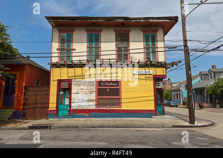 Dan's Bar, farbenfrohe Gebäude im Marigny Bereich von New Orleans, Louisiana. Stockfoto