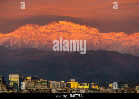 Cerro El Plomo Gipfel an der zentralen Anden mit Schnee eine erstaunliche Alpine View aus den Tälern bedeckt zu den Gipfeln über Santiago skyline Stockfoto