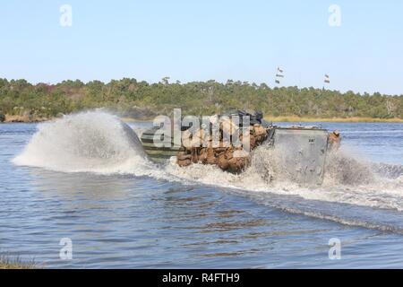 Ein amphibisches Fahrzeug mit Marines mit 3Rd Battalion, 14th Marine Regiment durch Wasser fährt vor der Durchführung einer simulierten Meer-Angriff in Camp Lejeune, N.C., Okt. 24, 2016. Marines mit 3 Mrd. Euro., 8 Marines, prüften ihre warfighting Fähigkeiten und zur Bekämpfung der Bereitschaft im Rahmen einer Marine Corps Combat Readiness Evaluation in der Vorbereitung für eine bevorstehende Bereitstellung. Stockfoto