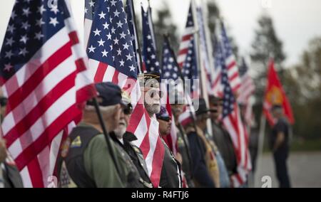 Mitglieder der Patriot Guard Riders nehmen an der Beerdigung von Ehrenmedaille Empfänger pensionierter Master Sgt. Richard A. Pittman am Okt. 24, 2016 in Lodi, Kalifornien Master Sgt. Pittman starb am Okt. 13, 2016. Er diente mit 3Rd Battalion, 5th Marines während des Vietnamkrieges und der Ehrenmedaille erwarb für seine unermüdlichen Kampf gegen den Feind am 24.07.1966, Position seines Platoon Advanced und gespeichert Viele lebt seinen Mitsoldaten'. Stockfoto