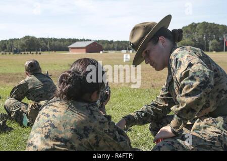 Us Marine Staff Sgt. Erin Parrott, drill instructor, Platoon 4045, N. Co., 4.BATAILLON, rekrutieren Training Regiment, Trainer auf der Strecke am Marine Corps Recruit Depot Parris Island, S.C., Okt. 24, 2016 rekrutieren. Qualifying mit der M16-A4-Gewehr Rekruten lehrt das Waffensystem zu verstehen, um mit dem Konzept "zu halten jeder Marine ein Rifleman". Stockfoto