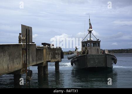 Us-Marines und Matrosen mit Task Force Koa Moana16-4, für ein Schiff besuchen Sie mit führenden Persönlichkeiten aus der Vanuatu Polizei die USNS Pililaau (T-AKR 304) in Port Vila, Vanuatu Okt. 25, 2016 vorbereiten. Die Koa Moana Übung sucht Senior Leader Engagements zwischen Alliierten und Partner Nationen im Pazifik mit einem kollektiven Interesse an Beziehungen und wichtige Aspekte der Operationen zu diskutieren, der Entwicklung der Fähigkeiten und der Interoperabilität im Südpazifik zu verbessern. Stockfoto