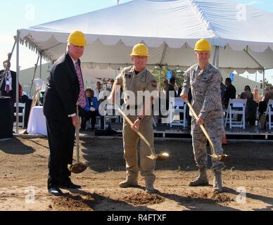 Brig. Gen. Russell Muncy (rechts), Commander, 452Nd Air Mobility Wing, Air Force Reserve Command, März Air Reserve Base, Stellvertretender Assistant Commissioner, Luft und Marine Operations Tony Crowder (Mitte) und Direktor des Bundesgrenzschutzes und Luft und Marine Program Management Office Loren Flossman (links) feierlich wandte sich Schmutz für den Start der $ 11 Mio. AMOC Bauvorhaben, die Anrufe für den Bau einer 22.000 m² großen Anlage befindet sich neben dem Amoc auf marb. Us-Armee Korps der Ingenieure Stadtteil von Los Angeles, die US-amerikanischen Zoll- und Grenzschutzbehörden Luft und Marine Betrieb Stockfoto