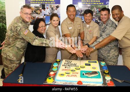 PEARL HARBOR (Okt. 2010) 25, 2016) Naval Supply System Befehl (NAVSUP) Fleet Logistics Center (FLC) Pearl Harbor feiern ihr 74-jähriges Jubiläum mit einem Kuchen Cutting. Von links nach rechts, Staff Sgt. James Hanschu, Mona Yamada, Cmdr. Shani LeBlanc, Kapitän Ken Epps, hintere Adm. Jonathan A. Yuen, Oberstleutnant Ryan Reynolds, und der Master Chief Petty Officer Gary Daniels. NAVSUP FLC Pearl Harbor ist einer von acht Flotte Logistikzentren unter NAVSUP GLS, die Global Logistics, Business Services und Support zu Flotte, Ufer und industriellen Befehle von der Marine und Küstenwache, Marine Corps, Air Force bietet, Stockfoto