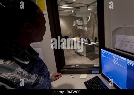 Master Sgt. Tracey McLendon, 23 d Medical Support Squadron Flug chief für diagnostische Bildgebung, führt eine X-ray auf älteren Flieger Jeffrey Nelligan, 355 medizinische Unterstützung Squadron Diagnose vorstellen, Technologen, Oktober 24, 2016, bei Moody Air Force Base, Ga. Neue Technologien für Moody's X-rays erlaubt haben, schneller verarbeitet und gesehen werden. Stockfoto