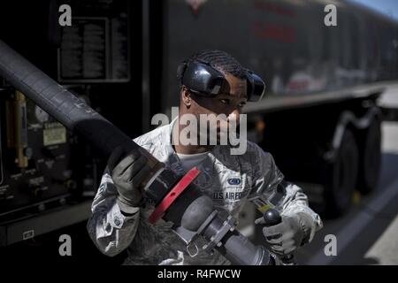 Senior Airman Justin Smith, 23 d Logistik Bereitschaft Squadron Brennstoffe Verteilung operator, erstreckt sich ein Schlauch, Oktober 25, 2016, bei Moody Air Force Base, Ga. Jährlich, die Verteilung von Kraftstoff Abschnitt Pumpen rund 6,3 Millionen Liter Kraftstoff mit einem Sortiment von Flugzeugen. Stockfoto