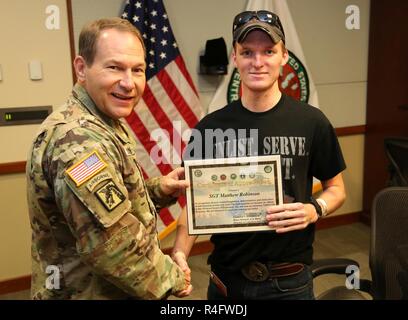 MACDILL AFB, Fla. (25. Oktober 2016) - US-Armee Generalmajor Edward F. Dorman III, Direktor für Logistik, J-4, US Central Command und sein Team von centcom Ingenieure begrüßt US-Armee Sgt. Corey M. Robinson an die Zentrale und machte ihn zum Ehrenmitglied CENTCOM Ingenieur. Robinson, ein rotc Cadet an der Tennessee Tech University und Mitglied der National Guard, Tennessee war in einem fast tödlichen Verkehrsunfall während der Durchfahrt zum Camp Shelby, North Carolina beteiligt. Er erholt sich gerade und widmet, zu einer Armee der Maschinenanlage. Stockfoto