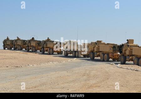 Soldaten aus, Batterie, 3.BATAILLON, 321 Field Artillery Regiment, bereiten Sie das Feld nach der Durchführung einer Live-Fire Training am 25. Oktober mit ihren jordanischen Amtskollegen aus den 29 Royal HIMARS Bataillon zu verlassen. Stockfoto