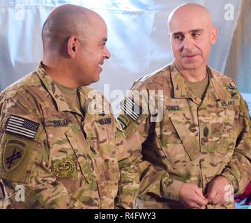 Command Sgt. Maj. Theodore Rivera, Links, command Sergeant Major des 28 Combat Support Hospital, spricht mit Command Sgt. Maj. Benjamin Jones, command Sergeant Major der Combined Joint Task Force - inhärenten lösen, während einer Tour durch die 28 CSH in der Nähe von Bagdad, Irak, Okt. 25, 2016. Us Central Command älterer Soldat Führer das Krankenhaus tourte und erhielt Briefings über die robuste in-Theater medizinische Fähigkeiten Unterstützung Betrieb inhärenten Lösen. Der 28 CSH bietet command Mission medizinische Faktoren zu den wichtigsten und dient als Medical Hub zu stabilisieren, halten, und Bühne kritisch il Stockfoto