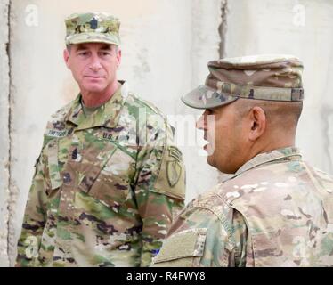 Command Sgt. Maj. Theodore Rivera, rechts, command Sergeant Major des 28 Combat Support Hospital, spricht mit Command Sgt. Maj. William Thetford, command Sergeant Major des US Central Command, außerhalb der 28 CSH in der Nähe von Bagdad, Irak, Okt. 25, 2016. Us Central Command älterer Soldat Führer das Krankenhaus tourte und erhielt Briefings über die robuste in-Theater medizinische Fähigkeiten Unterstützung von Combined Joint Task Force-Operation inhärenten Beheben, einen multinationalen Bemühung zu schwächen und Islamischer Staat im Irak und der Levante Operationen im Nahen Osten zerstören und rund um die Welt. Stockfoto