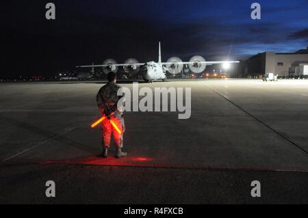 Ein 120 Airlift Wing Airman ist bereit, ein Montana Air National Guard C-130 Hercules Flugzeuge aus dem Parkplatz am 120 AW Rampe Okt. 24, 2016 Marschall. MTANG Flugzeuge und des eingesetzten Personals nach Südwesten Asien in Betrieb inhärenten Lösen teilnehmen. Dies war der Flügel der ersten großtechnischen Einsatz in Ihren neuen Luftbrücke Mission. Stockfoto