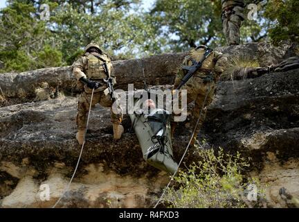 Sgt. Nicholas Santos und Sgt. Edwin Luchendo, Vertreter der 1.Kavallerie Division, Abstoßen selbst und einer simulierten Patienten an der Seite eines 25-Fuß-Klippe während der Besten der US Army Medic Wettbewerb im Camp Bullis, Texas, Okt. 25, 2016. Stockfoto