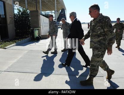 Mississippi Gouverneur Phil Bryant Spaziergänge zu Fuß, Oktober 25, 2016, auf Keesler Air Force Base, Fräulein bei seinem Besuch bei Keesler, Bryant erhielt eine 333 Training Squadron cyber Briefing und eine Windschutzscheibe Tour des neuen Tor Projekt. Stockfoto