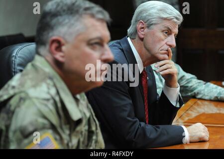 Mississippi Gouverneur Phil Bryant erhält ein Briefing auf cyber Training während einer 333 Training Squadron Mission Briefing in Stennis Halle Oktober 25, 2016, auf Keesler Air Force Base, Fräulein bei seinem Besuch bei Keesler, Bryant auch eine Windschutzscheibe Tour des neuen Tor Projekt erhielt. Stockfoto