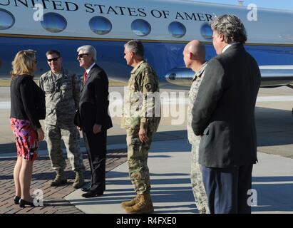 Air Force Secretary Deborah Lee James begrüßt wird von Phil Bryant, Mississippi Gouverneur und 81St Training Wing Führung, die an der Basis arbeiten Oktober 25, 2016, auf Keesler Air Force Base, Fräulein James war Gastredner bei der 38. jährlichen Gruß zu den Militärischen am Mississippi Coast Convention Center. Die Veranstaltung erkannte die Männer und Frauen, die in der militärischen entlang der Golfküste dienen. Stockfoto