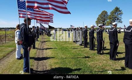 Mitglieder von der Kansas bekämpfen Veteranen Motorrad Association Kapitel der Wichita, Junction City, Kansas City besucht die Ehre fahren, Okt. 8. Mindestens 6 verschiedene Kriegsveteranen und Legion Beiträge Mitglieder kamen, sowie die Veteranen Motorrad Club, Legacy Tierärzte Motorcycle Club, und der Patriot Guard Riders Lewis Lowell Wagoner, Marine Seemann 2. Klasse geehrt. Wagoner's Familie Mitglieder und Freunde waren anwesend, um ihn zu beerdigen, 75 Jahre später, nach dem Angriff auf Pearl Harbor. Stockfoto