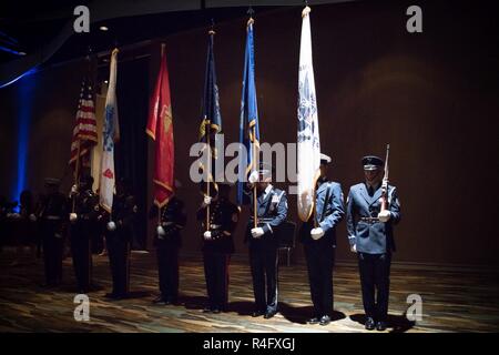 Militärische Ehrengarde Mitglieder aus jedem Zweig der Service bereiten die Farben während des 38. jährlichen Salute an der Golfküste Convention Center in Biloxi, Fräulein, um die militärische Okt. 25 Post Stockfoto