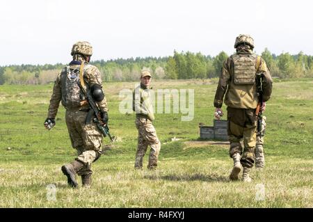 Ein yavoriv Combat Training Center Kursleiter führt 'Cyborgs' aus dem 1. airmobile Bataillon, 79 Air Assault Brigade durch einen Granatwerfer Training Strecke am Yavoriv CTC auf der internationalen Friedens und der Sicherheit in der Nähe von Yavoriv, Ukraine am 3. Mai 2017. CTC-Trainer, mit Soldaten der 45Th der US Army Infantry Brigade Combat Team zusammengeschlossen, sind Lehre Truppen der 1. der ukrainischen Armee Airmobile Bataillon, 79 Air Assault Brigade wie der Granatwerfer während der Drehung des Bataillons im CTC zu beschäftigen. Der 45 IBCT ist als Teil des Gemeinsamen Multination bereitgestellt Stockfoto