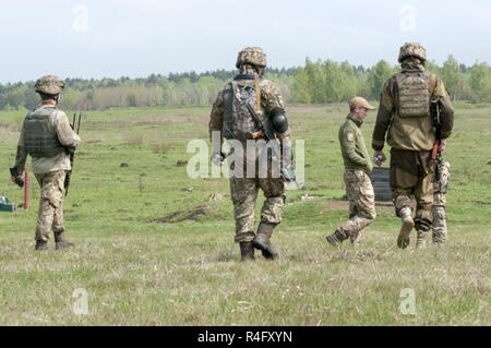 Ein yavoriv Combat Training Center Kursleiter führt 'Cyborgs' aus dem 1. airmobile Bataillon, 79 Air Assault Brigade durch einen Granatwerfer Training Strecke am Yavoriv CTC auf der internationalen Friedens und der Sicherheit in der Nähe von Yavoriv, Ukraine am 3. Mai 2017. CTC-Trainer, mit Soldaten der 45Th der US Army Infantry Brigade Combat Team zusammengeschlossen, sind Lehre Truppen der 1. der ukrainischen Armee Airmobile Bataillon, 79 Air Assault Brigade wie der Granatwerfer während der Drehung des Bataillons im CTC zu beschäftigen. Der 45 IBCT ist als Teil des Gemeinsamen Multination bereitgestellt Stockfoto