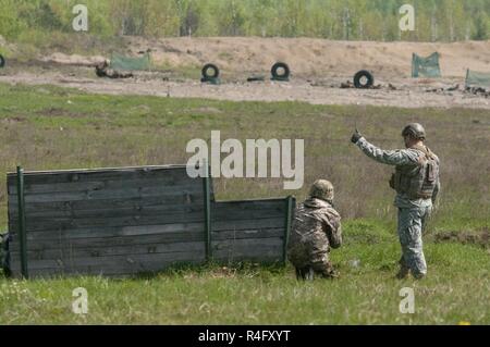 Ein yavoriv Combat Training Center Instructor hilft, ein Soldat aus dem 1 Airmobile Bataillon, 79 Air Assault Brigade durch Granatwerfer Ausbildung an der Yavoriv CTC auf der internationalen Friedens und der Sicherheit in der Nähe von Yavoriv, Ukraine am 3. Mai 2017. CTC-Trainer, mit Soldaten der 45Th der US Army Infantry Brigade Combat Team zusammengeschlossen, sind Lehre Truppen der 1. der ukrainischen Armee Airmobile Bataillon, 79 Air Assault Brigade wie der Granatwerfer während der Drehung des Bataillons im CTC zu beschäftigen. Der 45 IBCT ist als Teil des Gemeinsamen multinationalen Zug bereitgestellt Stockfoto