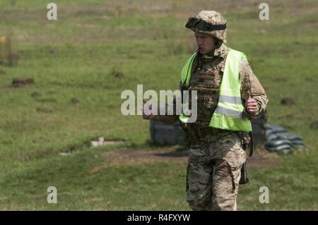Ein yavoriv Combat Training Center Instructor führende 'Cyborgs' aus dem 1. airmobile Bataillon, 79 Air Assault Brigade durch einen Granatwerfer Training Strecke am Yavoriv CTC auf der internationalen Friedens und der Sicherheit in der Nähe von Yavoriv, Ukraine am 3. Mai 2017 aus der Reihe nach einem erfolgreichen Rotation. CTC-Trainer, mit Soldaten der 45Th der US Army Infantry Brigade Combat Team zusammengeschlossen, sind Lehre Truppen der 1. der ukrainischen Armee Airmobile Bataillon, 79 Air Assault Brigade wie der Granatwerfer während der Drehung des Bataillons im CTC zu beschäftigen. Der 45. Stockfoto