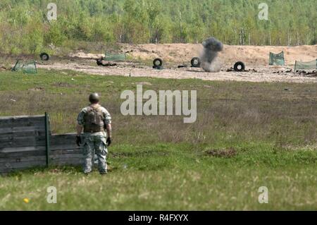 Ein yavoriv Combat Training Center Kursleiter beobachtet eine Granate auf das Ziel während der GP-25 Granatwerfer Ausbildung an der Yavoriv CTC auf der internationalen Friedens und der Sicherheit in der Nähe von Yavoriv, Ukraine am 3. Mai 2017. Stockfoto