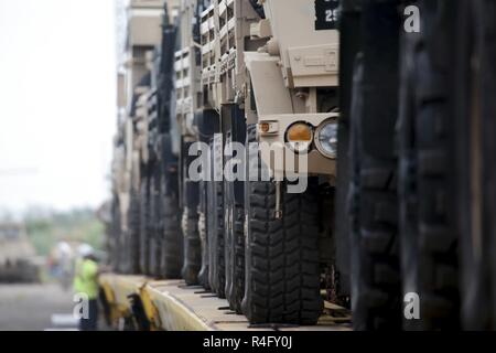 68 Soldaten aus 50 der New Jersey Army National Guard Infanterie Brigade Combat Team geladen mehr als 170 taktische Fahrzeuge auf die Schiene Autos in Morrisville Yard in Morrisville, N.J., 2. Mai 2017. Insgesamt 700 Fahrzeuge und Anhänger sind zum Fort Pickett, Va., für EXPORTIERBARE der Army National Guard Kampftraining Fähigkeit Übung 17-01 geleitet. Stockfoto