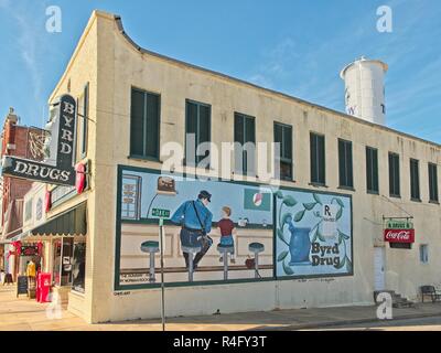 Byrd Drogen eine kleine Stadt Drogerie und Apotheke in Troy, Alabama, USA, hat ein großes Wandgemälde, auf der Außenseite. Stockfoto