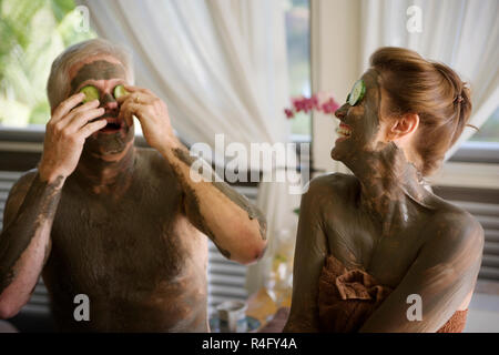 Reifen erwachsenen paar Handtücher tragen und im Schlamm bedeckt und Gurkenscheiben. Stockfoto