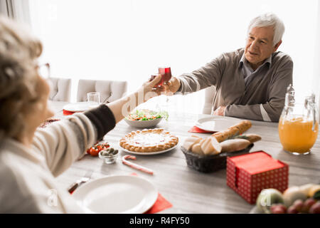 Senior Paar feiern Urlaub Stockfoto