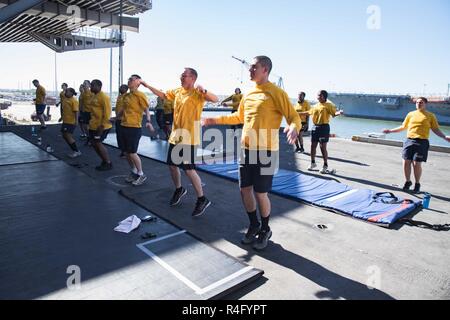 NORFOLK, Virginia (3. Mai 2017) Segler auf dem Flugzeugträger USS Dwight D. Eisenhower (CVN 69) (IKE) durchführen, Warm-up Übungen während der physischen Bereitschaftstest im Hangar bay zugeordnet. Ike ist derzeit pier Seite während der lebenserhaltung Phase des optimierten Flotte Notfallplan (OFRP). Stockfoto