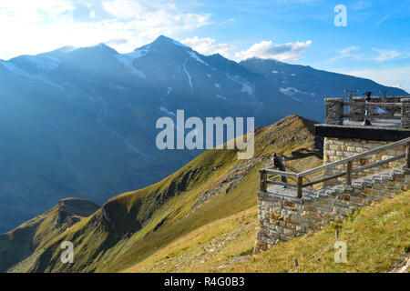 Entspannt touristische am Großglockner Hochalpenstraße beobachten die Berge bei Sonnenuntergang Stockfoto