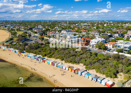 Luftaufnahme von Brighton Baden Boxen und die küstennahen Vorort von Brighton Stockfoto