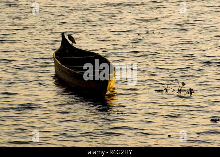 Boot auf dem Wasser schwimmt Stockfoto