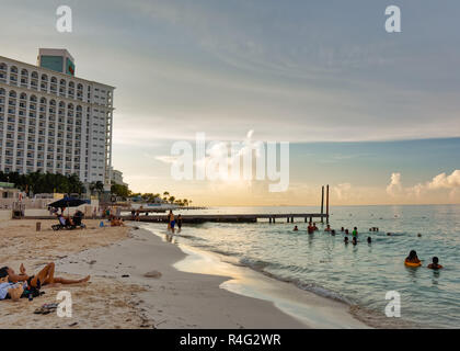 Tropischer Strand mit Pier und Hotel bei Sonnenuntergang, Playa Caracol, Boulevard Kukulcan, Zona Hotelera, Cancun, Mexiko, im September 8, 2018 Stockfoto