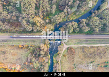 Der Zug fährt über die Brücke über den Fluss. Ansicht von oben Stockfoto