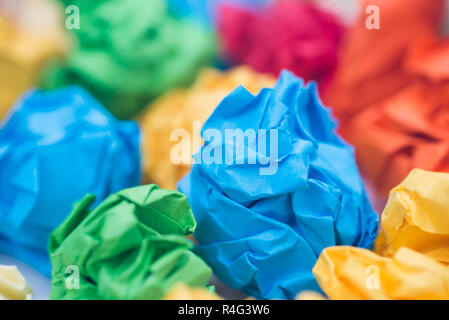 Mehrfarbige zerknittertes Papier Kugeln Makro Stockfoto
