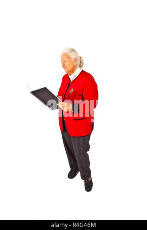 Lächelnd attraktive ältere Frau in einem Buch lesend und eine Rede Stockfoto