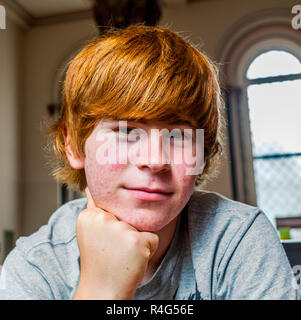 Süße Junge mit roten Haaren Stockfoto