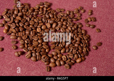 In der Nähe von frisch gerösteten Kaffeebohnen, studio Schuß auf Rot Stockfoto