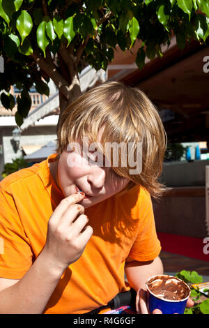 Junge genießt Eis Stockfoto