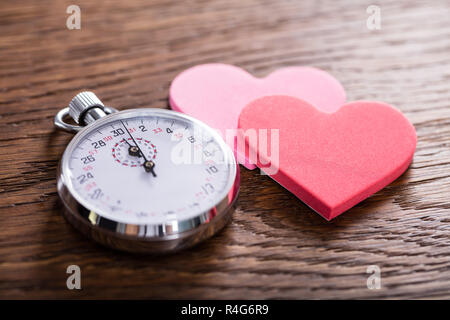 Speed Dating Konzept. Herzen und eine Stoppuhr Stockfoto