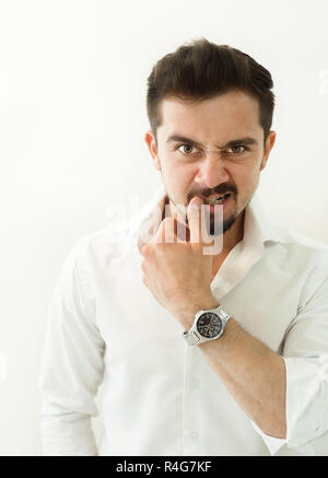 Ein sehr wütender Mann schaut direkt in die Kamera. Bild in hoher Kontrast. Bild ist getönt Stockfoto