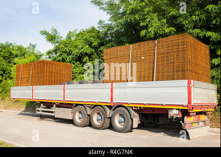 Lkw-Anhänger laden Maschen für den Bau. Stockfoto