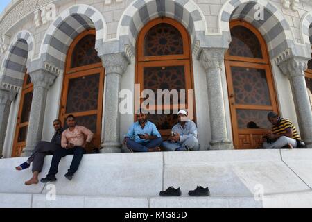 Mekka, Saudi-Arabien, 7. März 2017 - Die Pilger aus der ganzen Welt an den Haram Moschee auf der obersten Etage entspannen. Stockfoto