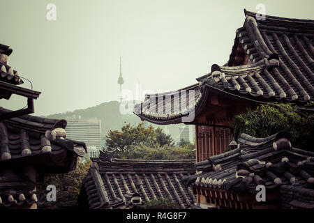 Bukchon Hanok Village ist eines der berühmten Ort für koreanische traditionelle Häuser in Seoul, Südkorea. Stockfoto