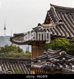 Bukchon Hanok Village ist eines der berühmten Ort für koreanische traditionelle Häuser in Seoul, Südkorea. Stockfoto